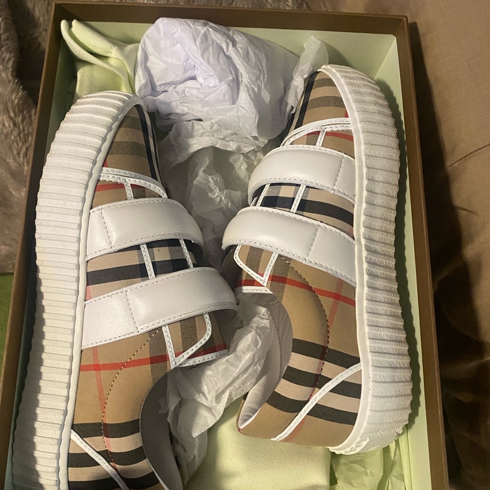 Burberry size 34EU wore once excellent condition